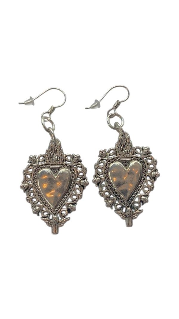 Aretes corazón plata con detalles ornamentales
