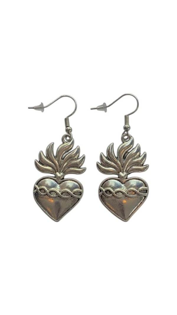 Aretes corazón ardiente en tono plata