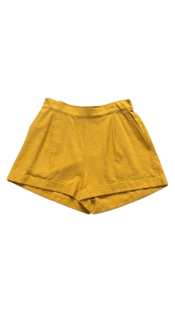 Short color amarillo