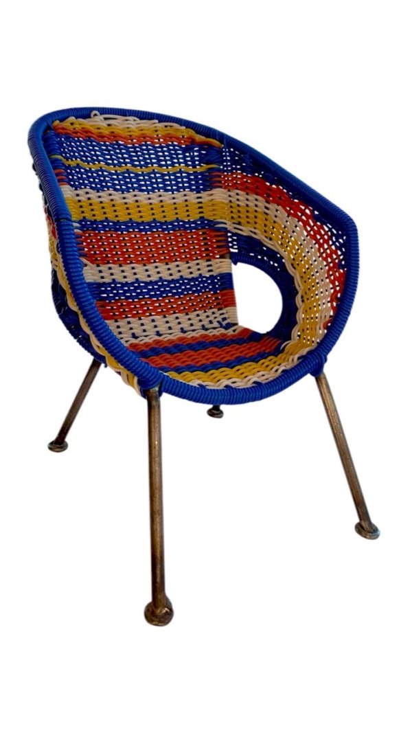 Silla color azul, blanco, rojo y amarillo