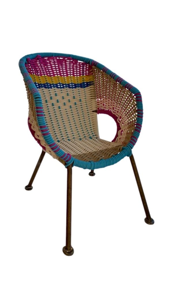 Silla color celeste, rosa, amarillo y azul