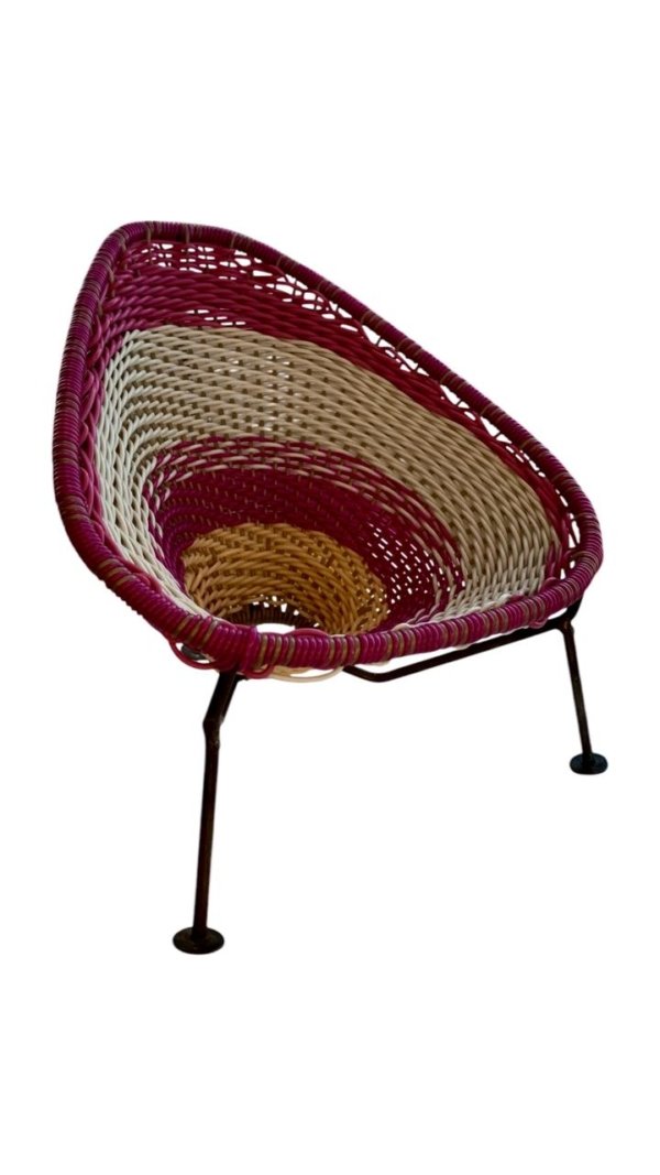 Silla color rosa, crema y amarillo