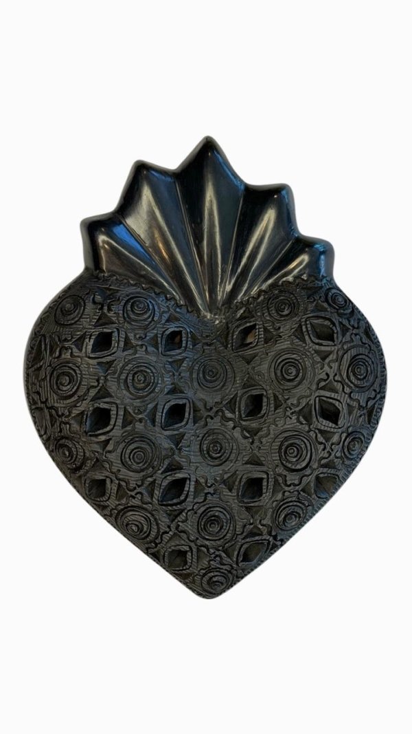 Corazon color negro con figuras