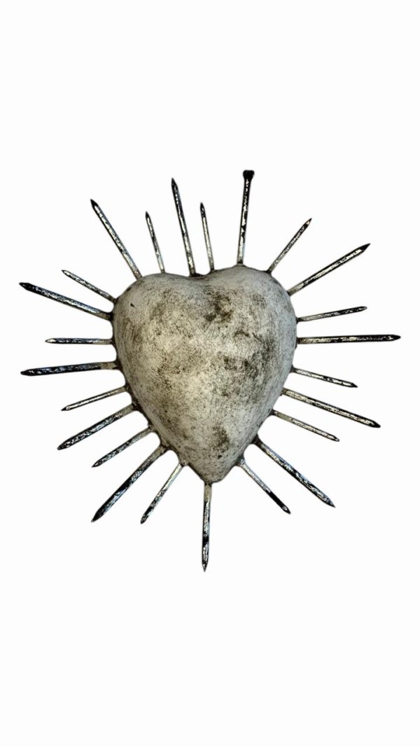 Corazon Color gris claro con clavos alrededor