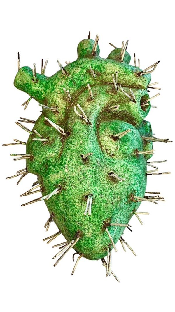 Corazon de forma real color verde con clavos alrededor