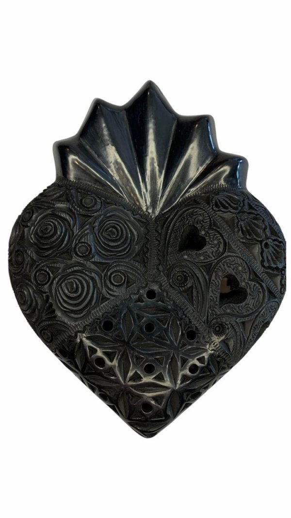Corazon negro con figuras de corazon y rosas alrededor