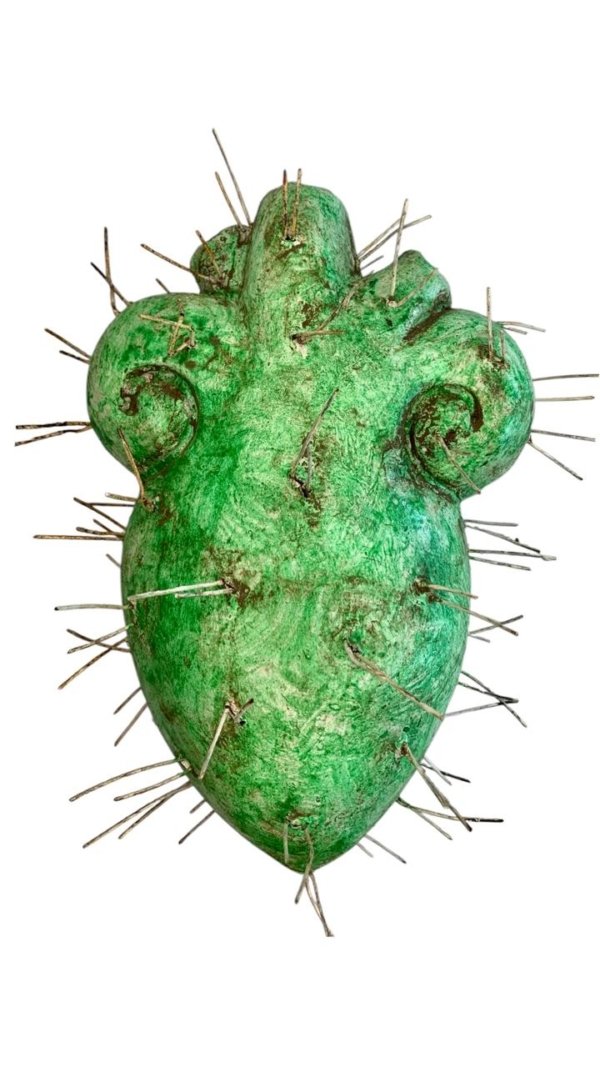Corazon verde con espinas encajadas