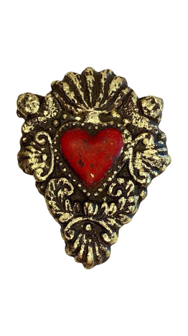 Corazón rojo con cubierta color dorado con café