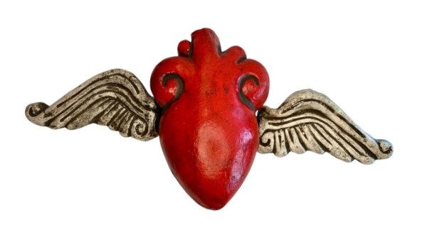 Corazón rojo con alas doradas