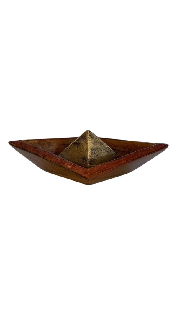 Figura de barquito color marron con dorado