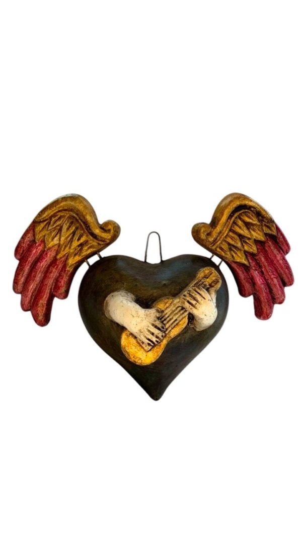 Coraz?n negro con manos con guitarra y alas naranjas con rojo