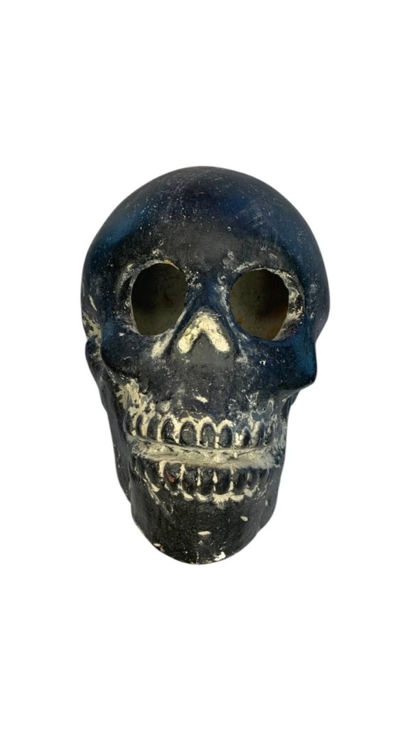 Figura de craneo color negro con blanco