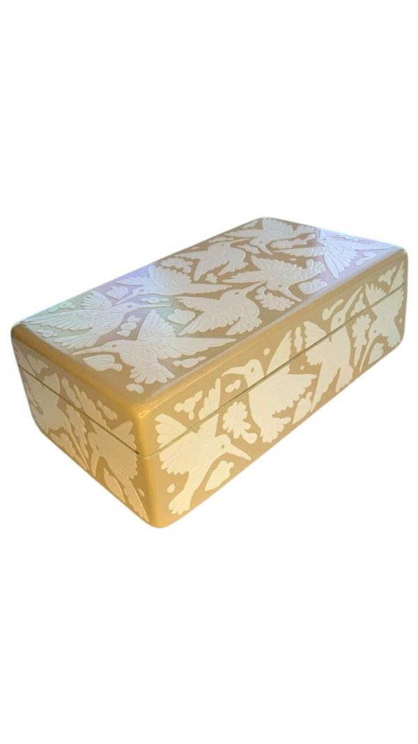Caja color café claro con dibujos blancas en forma de ave