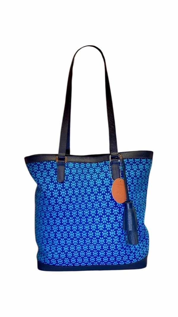 Bolsa azul con diseño floral tejido