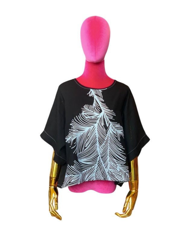 Blusa negra con estampado de hoja