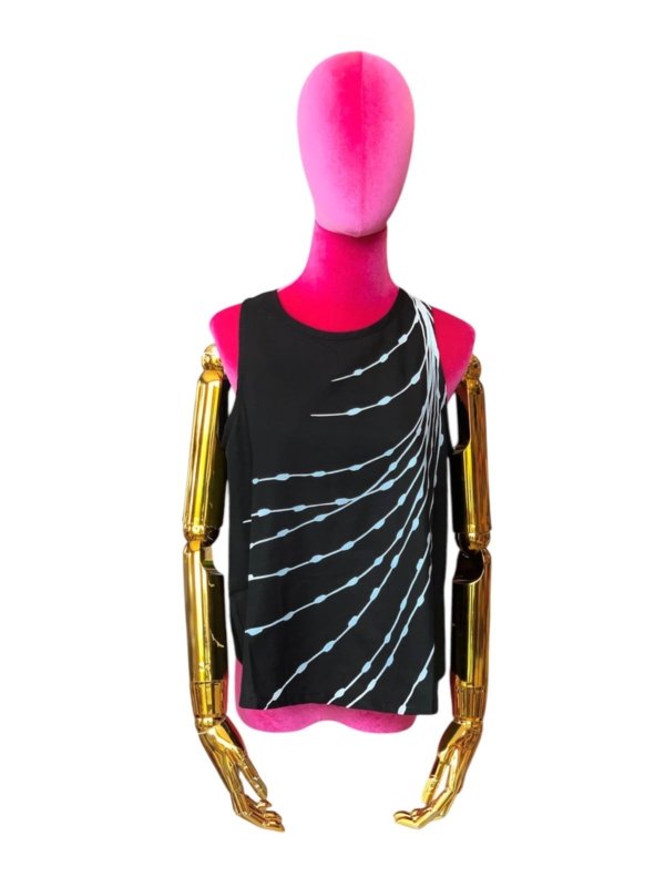 Blusa negra con diseño en espiral