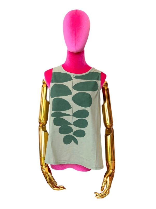 Blusa sin mangas con estampado verde.