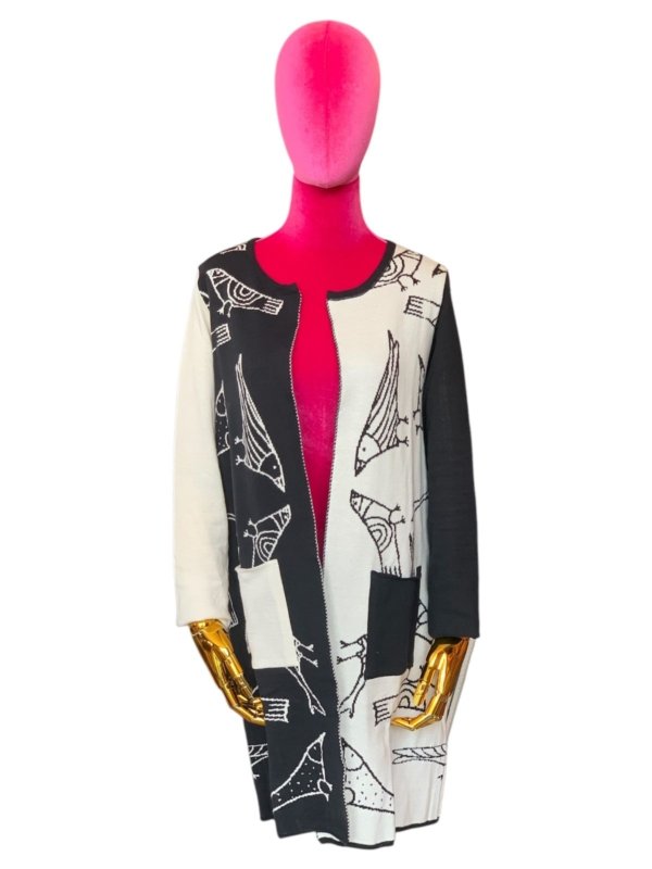 Saco blanco y negro con estampado de aves