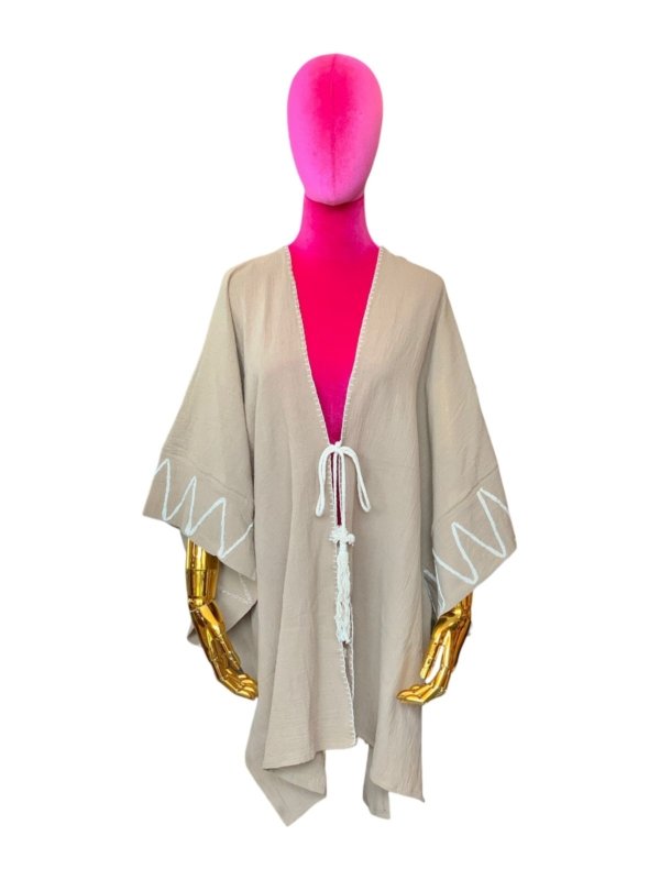 Chalina beige con bordado blanco