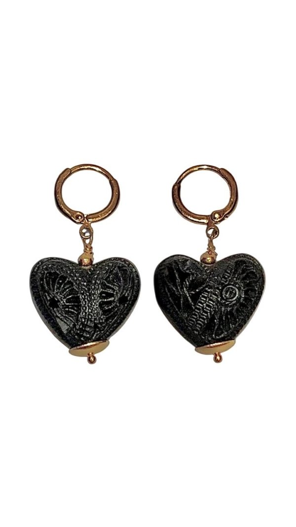 Aretes corazón negro en madera tallada