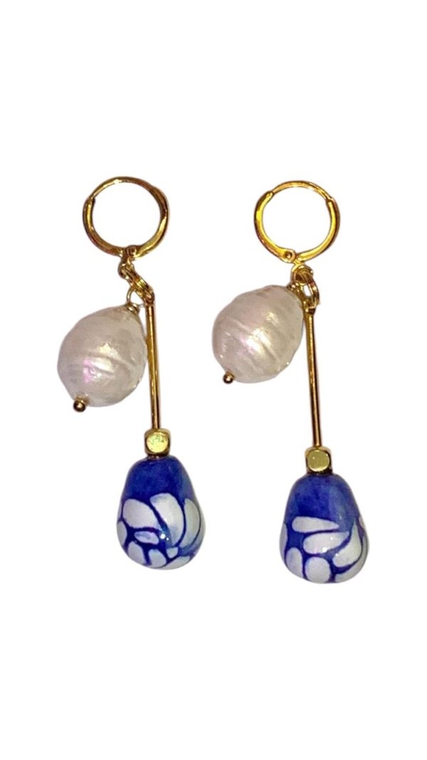 Aretes doble encanto: perla & cerámica azul