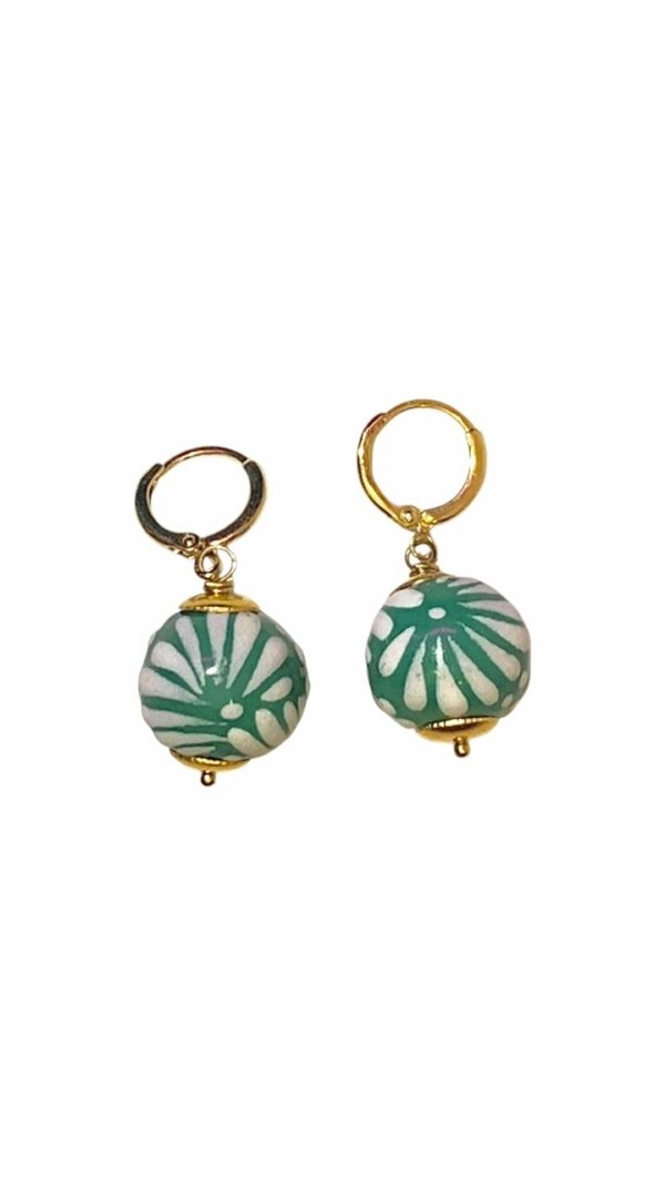 Aretes botánicos en esfera con acento dorado