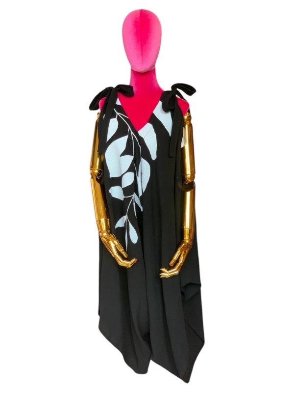 Palazzo corto negro con tirantes anudados y estampado de hoja