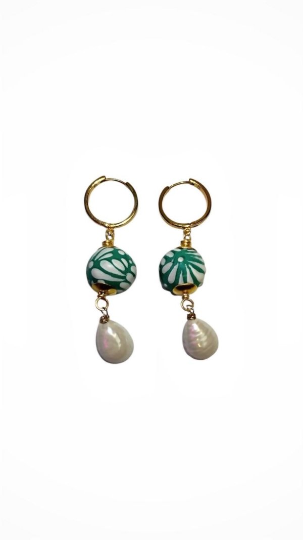 Aretes duales: esfera verde & gota nacarada