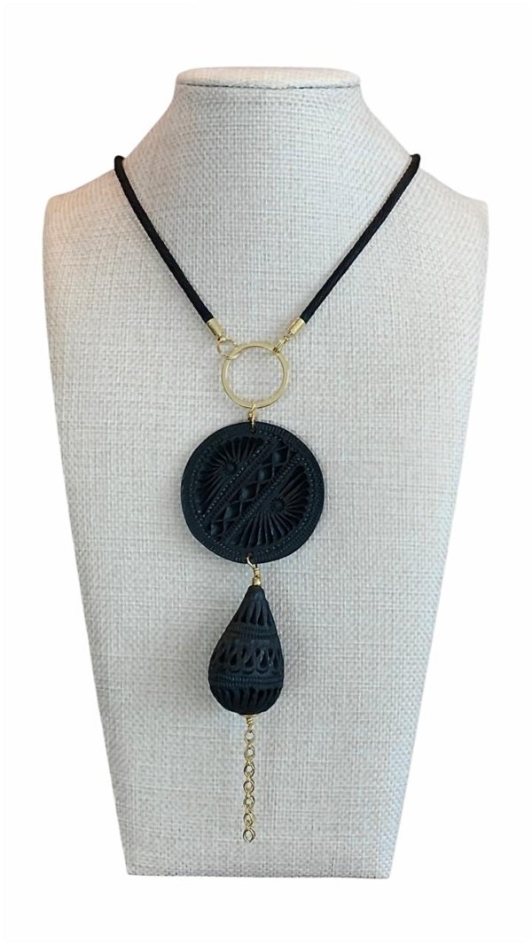 Collar negro tallado