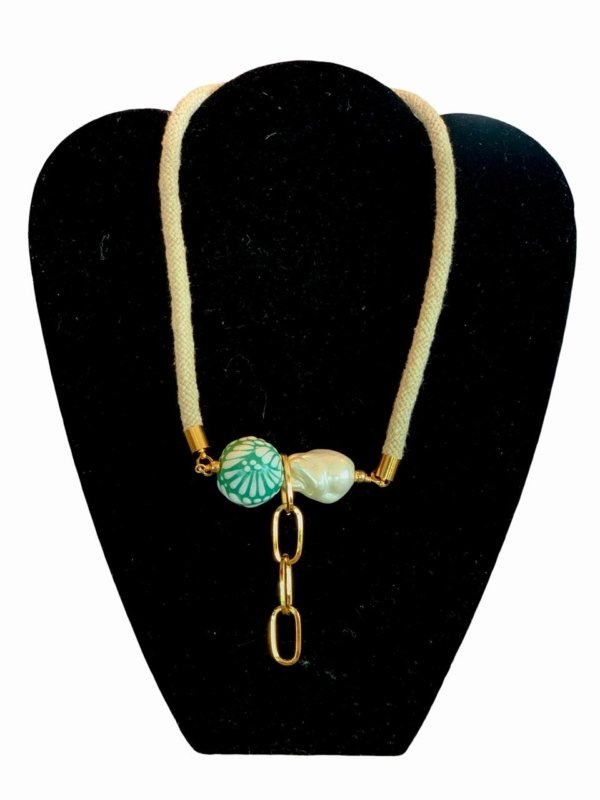 Collar corto con perla y cerámica