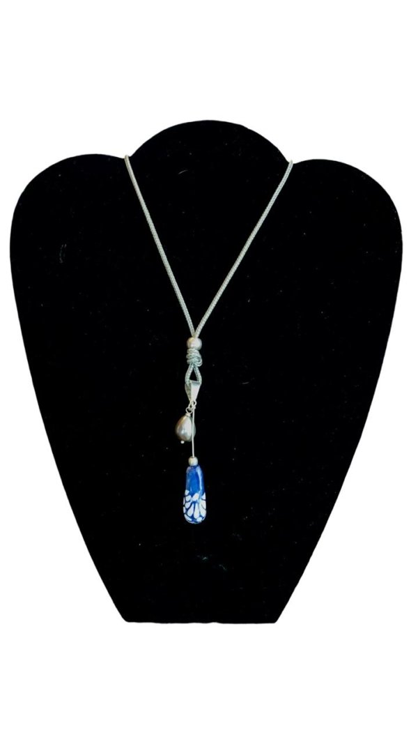 Collar gota azul con perla gris