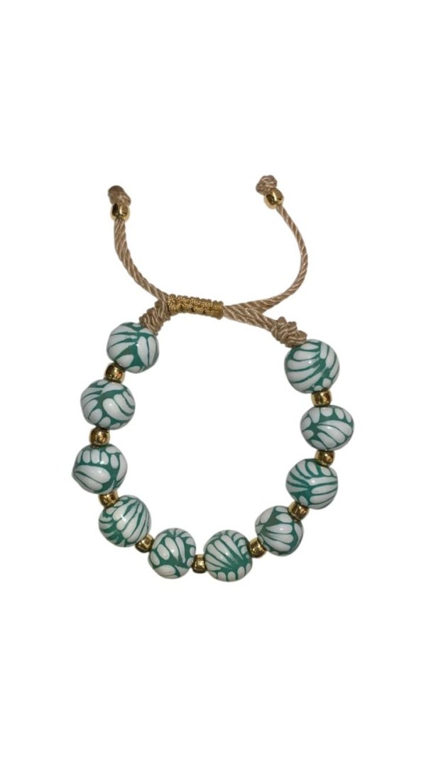 Pulsera artesanal de cuentas pintadas a mano