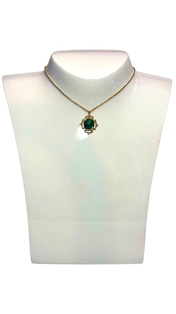 Collar Daniel Espinosa — Escarabajo verde con aura dorada