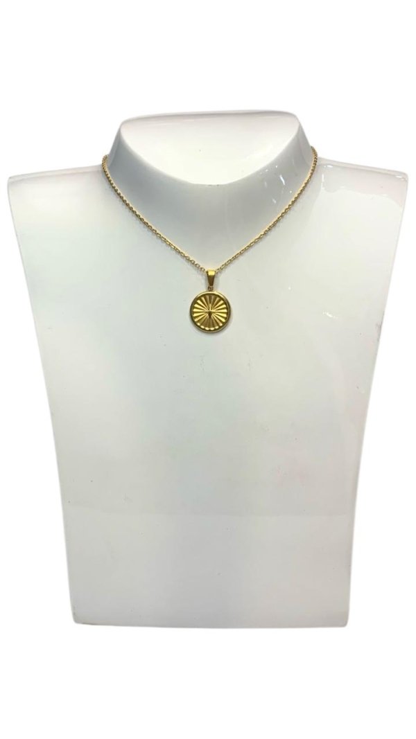 Collar Daniel Espinosa — Medallón solar dorado